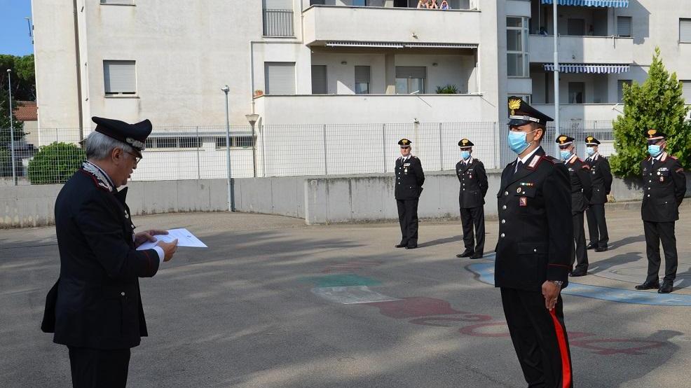 Il comandante della Legione Carabinieri Toscana Massimo Manciulli mentre premia i militari pratesi
