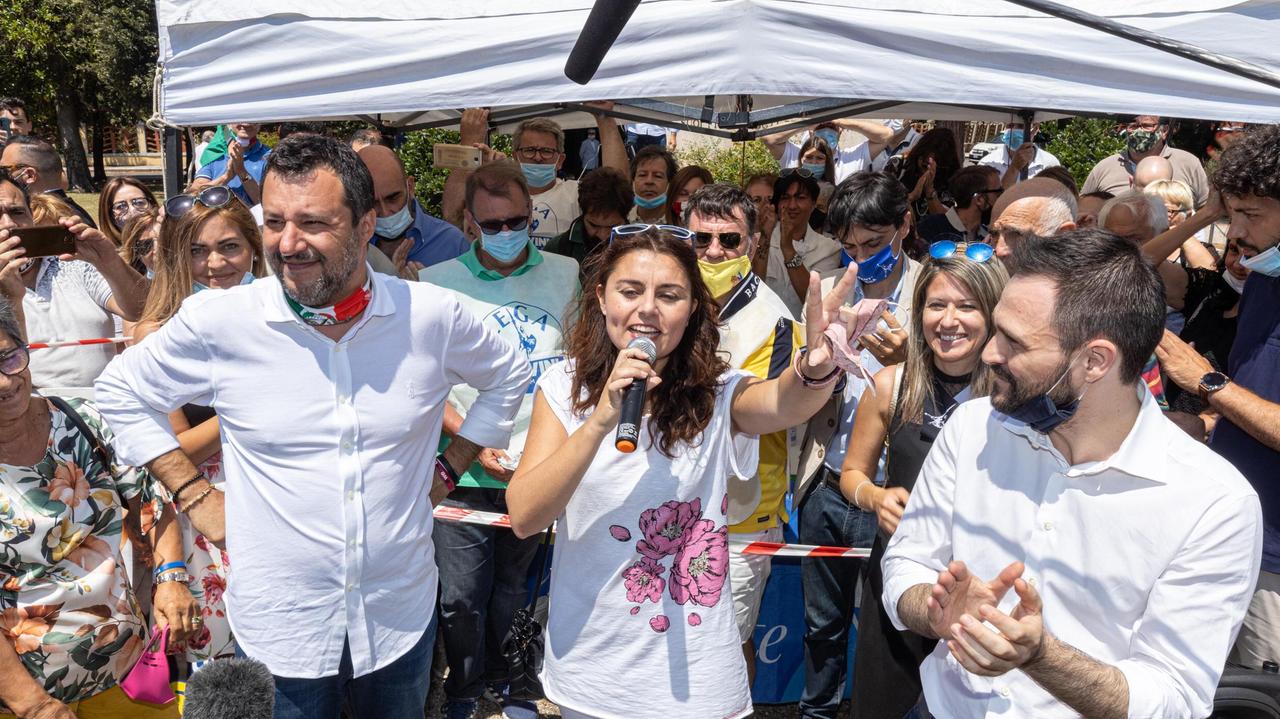 Matteo Salvini con Susanna Ceccardi e il sindaco di Montecatini, Luca Baroncini (Foto Nucci)