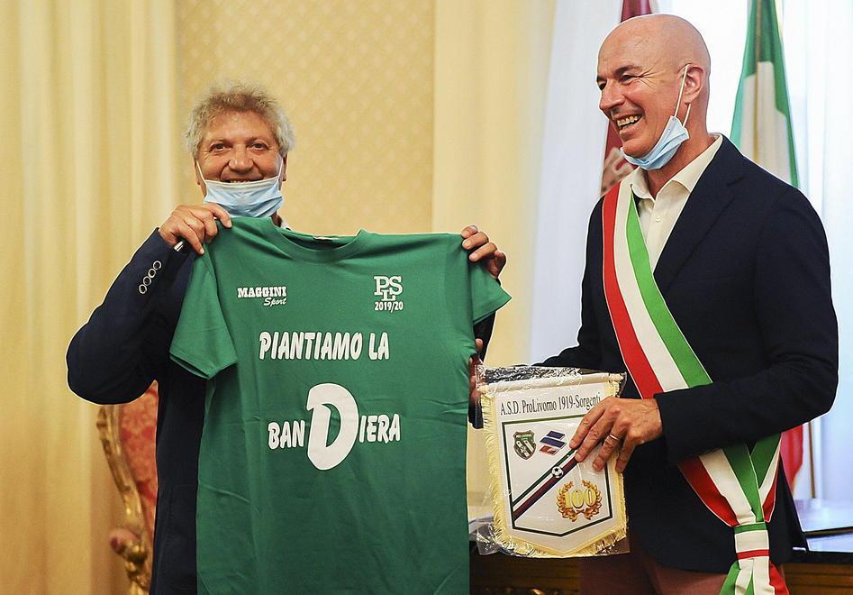 L’abbraccio di Salvetti alla Pro Livorno Sorgenti: «Bravi, siete un orgoglio per la nostra città» 