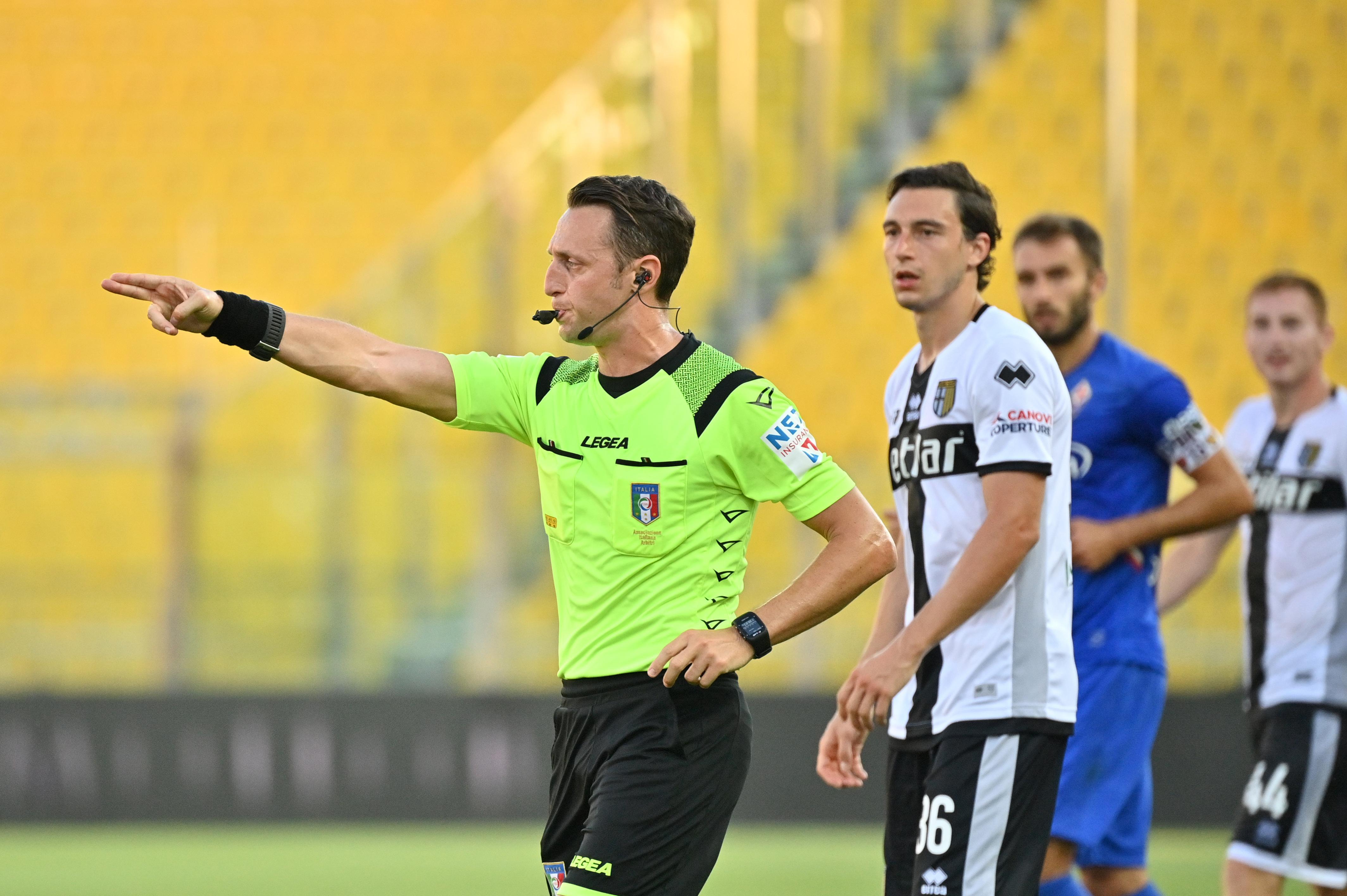 L’arbitro Abisso assegna uno dei tre rigori in Parma-Fiorentina