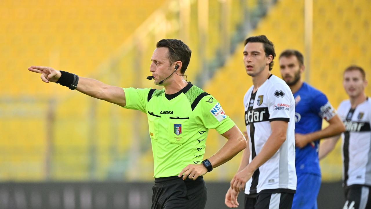 L’arbitro Abisso assegna uno dei tre rigori in Parma-Fiorentina