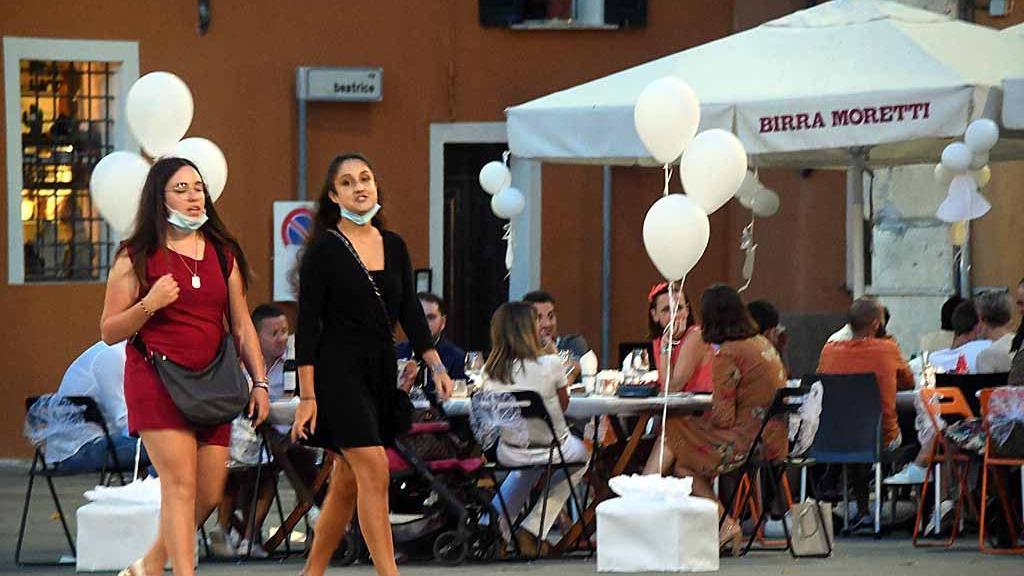 “Bianca... la cena d’estate” riempie il centro di Massa. Ai ristoratori torna il sorriso