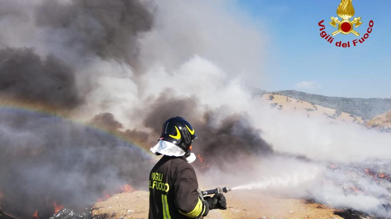 Ozieri, a fuoco l'impianto dei rifiuti: in azione squadre a terra e due elicotteri