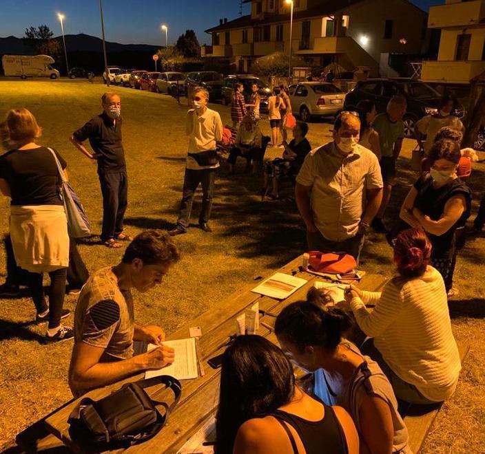 La raccolta di firme in piazza Balducci a I Fabbri