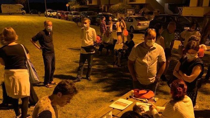 La raccolta di firme in piazza Balducci a I Fabbri