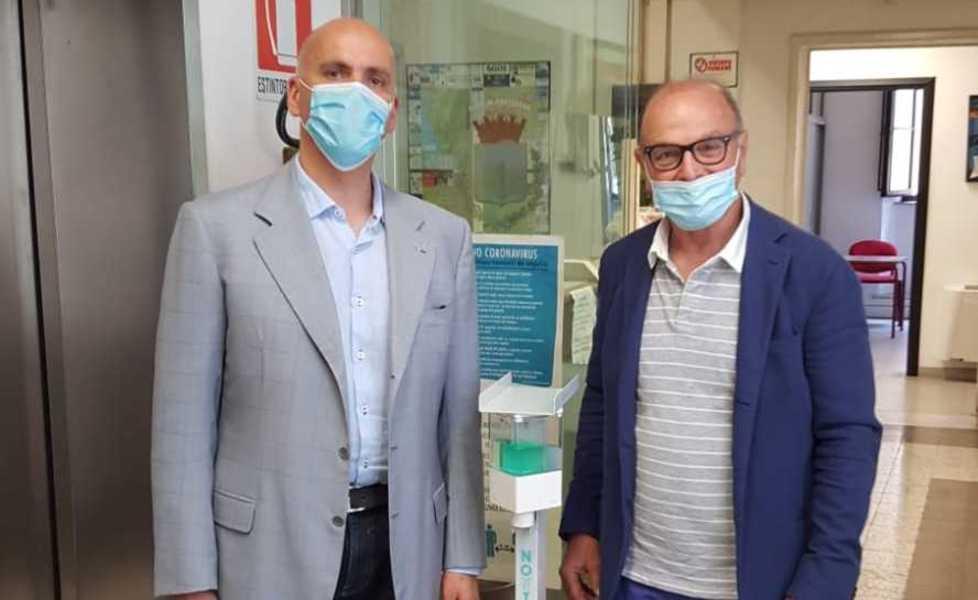 Il vicesindaco di Pontedera Puccinelli e l’ingegner Giusti di fronte a “Lucy”