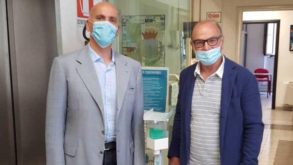 Il vicesindaco di Pontedera Puccinelli e l’ingegner Giusti di fronte a “Lucy”