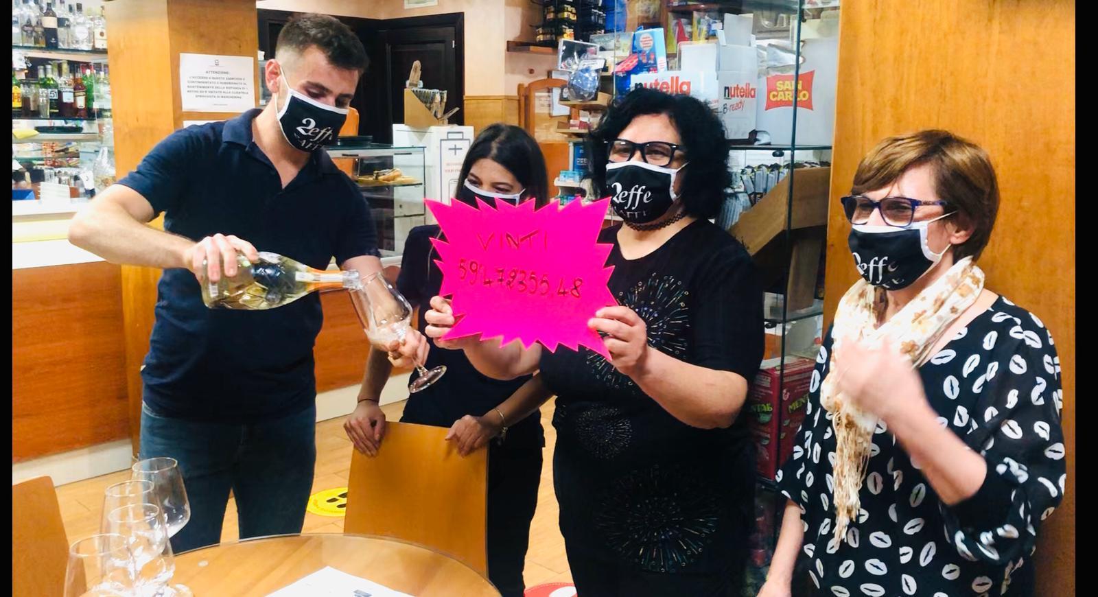 I titolari del 2effe Caffé in via Luna e Sole 11 a Sassari dove è stata giocata la schedina da 59 milioni di euro (foto Mauro Chessa)