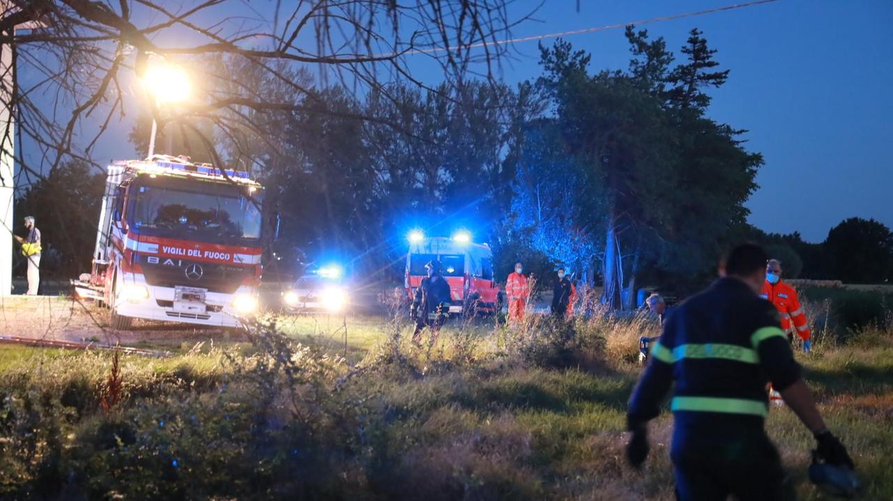 Cavezzo, il trattore si ribalta: muore agricoltore