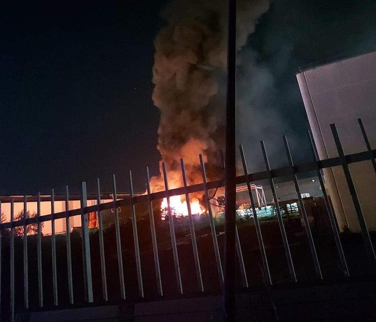 Rogo in un’azienda, fiamme alte nel piazzale 