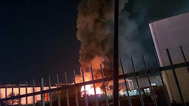 Rogo in un’azienda, fiamme alte nel piazzale