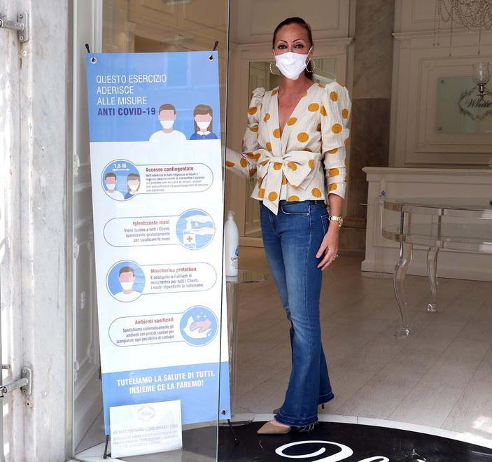 Tutti in coda ieri davanti al negozio della Caffaz