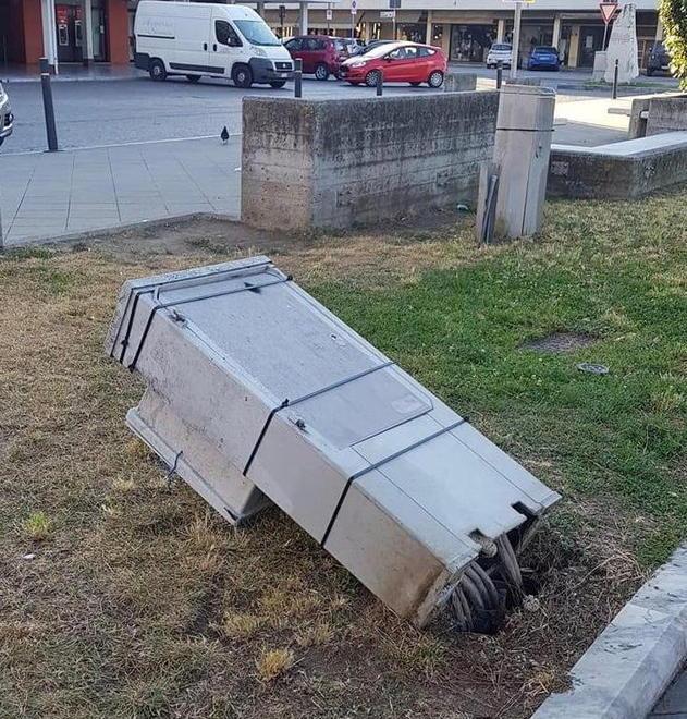 Cassetta Enel divelta Vetri rotti in piazza 