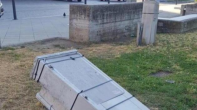 Cassetta Enel divelta Vetri rotti in piazza