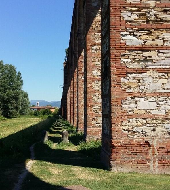 Un percorso all’ombra delle arcate da valorizzare
