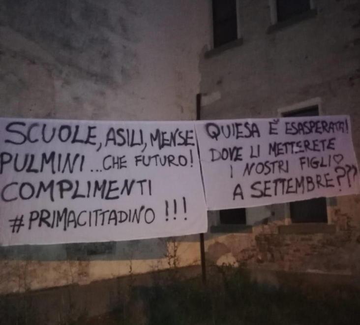 Striscioni di protesta compaiono nella notte a Quiesa e nelle altre frazioni