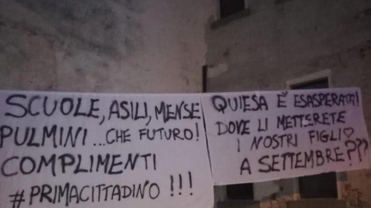 Striscioni di protesta compaiono nella notte a Quiesa e nelle altre frazioni
