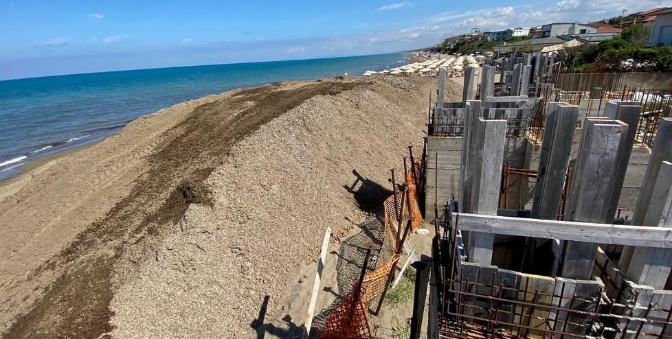 Posidonia, crescono i cumuli sulla spiaggia 7.000 metri cubi 