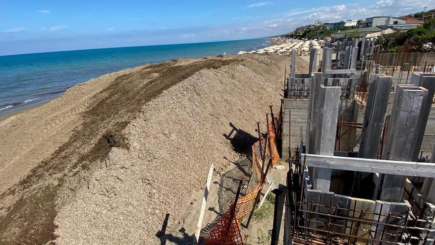 Posidonia, crescono i cumuli sulla spiaggia 7.000 metri cubi
