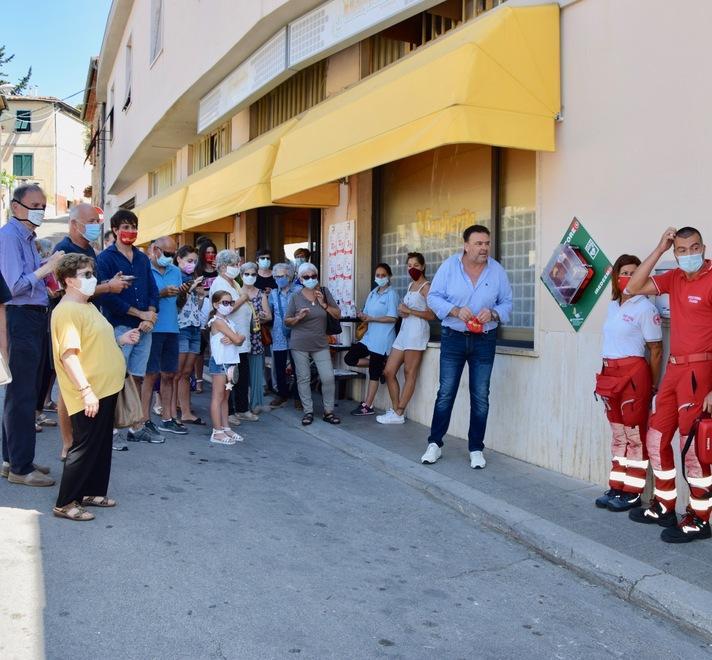 Festeggia 40 anni di attività e dona un defibrillatore