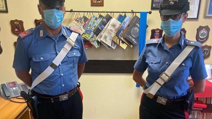 Sotto al sedile un etto di cocaina arrestati due giovani in via Venuti