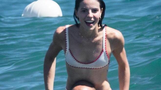 Giochi d’acqua per la Velina e il calciatore