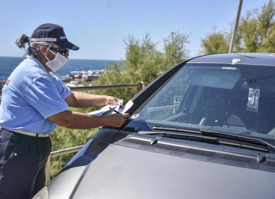 Parcheggi “fantasia” per farsi un tuffo Sono oltre 200 le sanzioni sul lungomare 