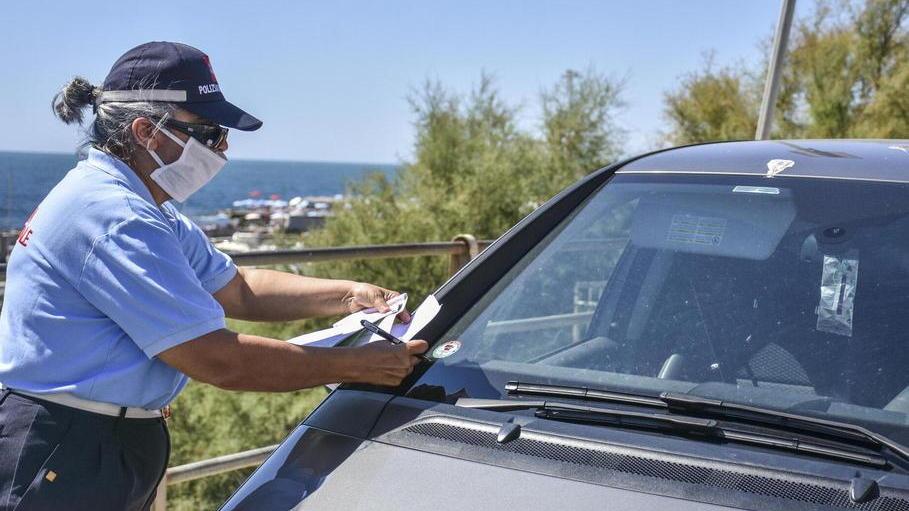Parcheggi “fantasia” per farsi un tuffo Sono oltre 200 le sanzioni sul lungomare