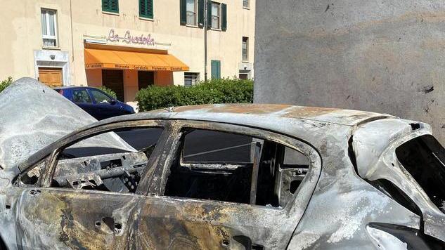 Auto distrutta dalle fiamme nella notte