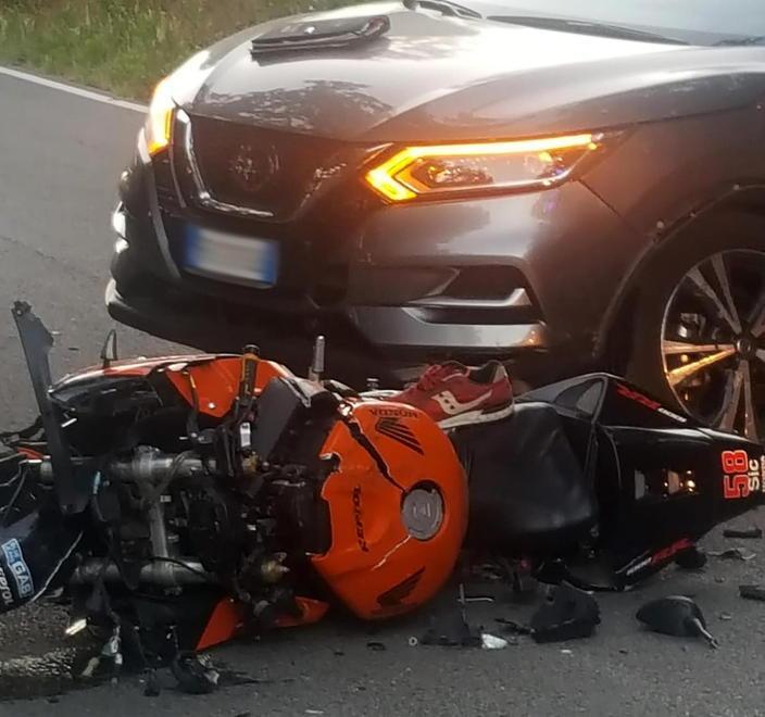 In moto si scontra con l’auto e poi finisce in un fossato 