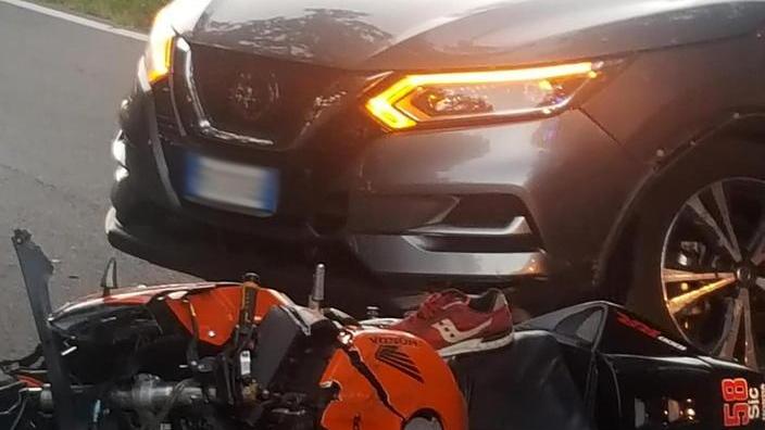 In moto si scontra con l’auto e poi finisce in un fossato