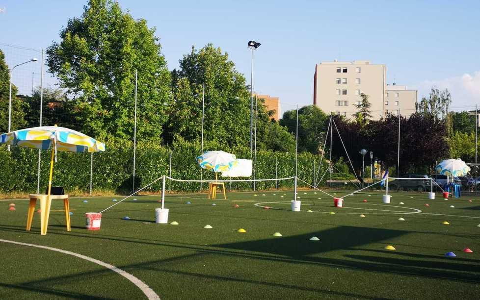 Calcio-tennis in via Newton