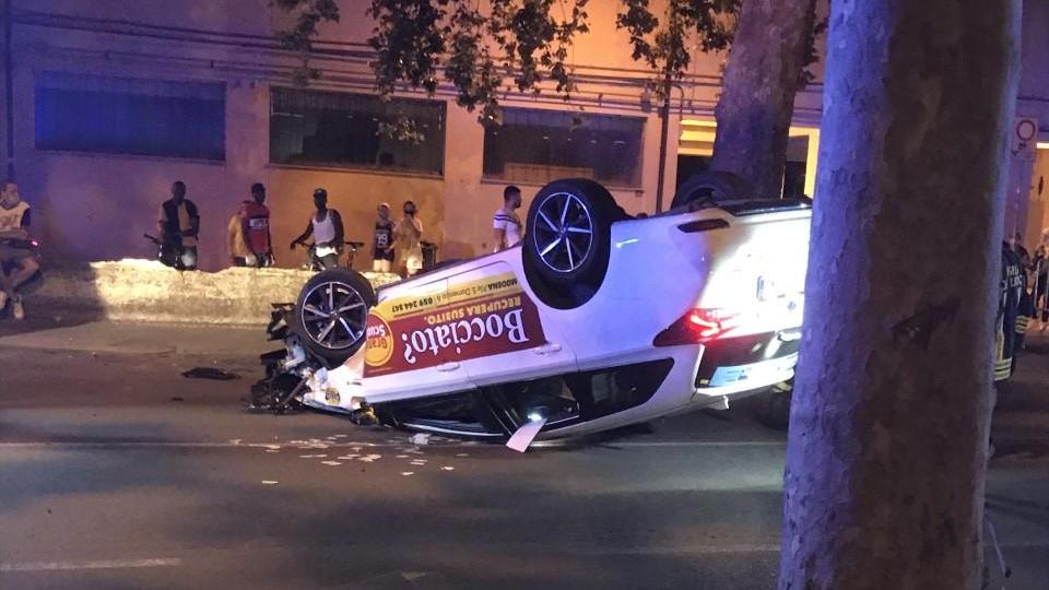 Modena, viale Monte Kosica Taxi centra un albero e si ribalta in strada