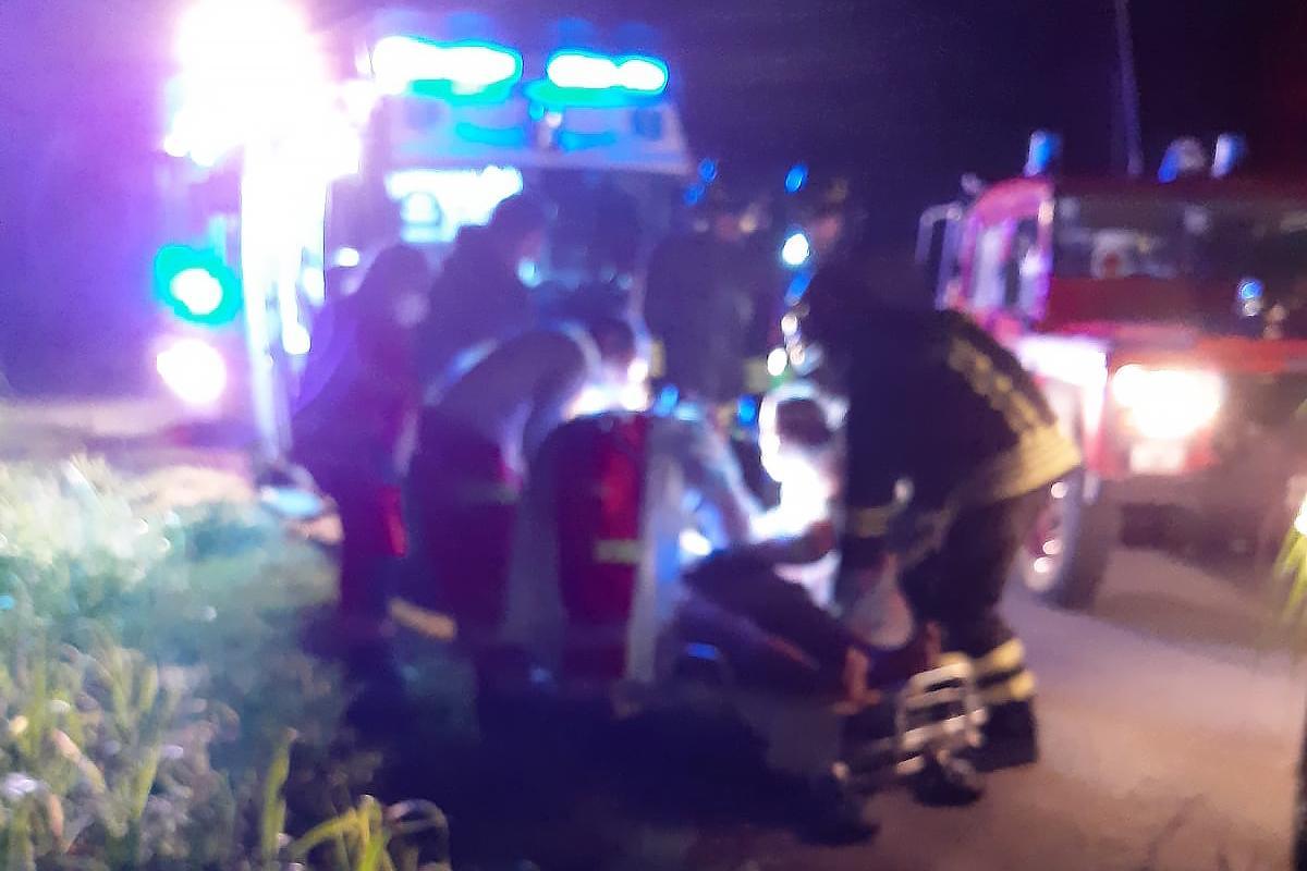 Monticelli, con l'auto fuori strada: liberato dai vigili del fuoco
