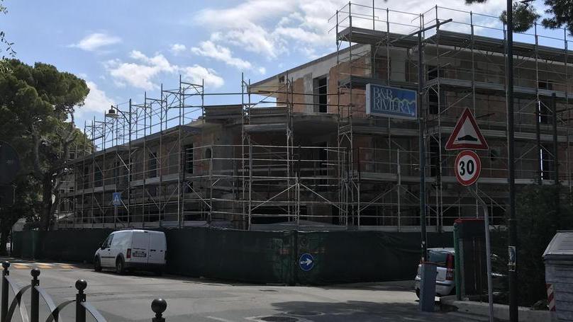 Il cantiere per realizzare appartamenti e negozi dove era lo storico cinema di Castiglioncello fermo da oltre un anno