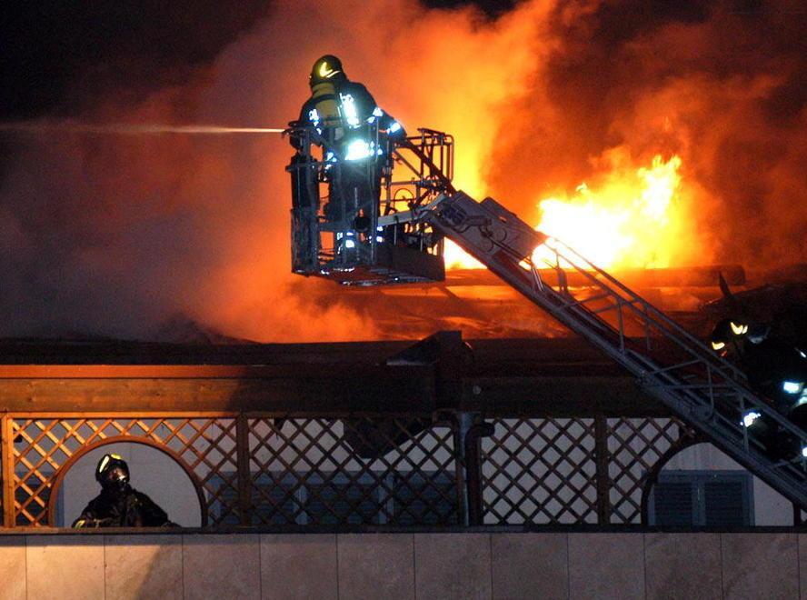 L’incendio che distrusse parte del palazzo Lamarmora (FOTO BF)