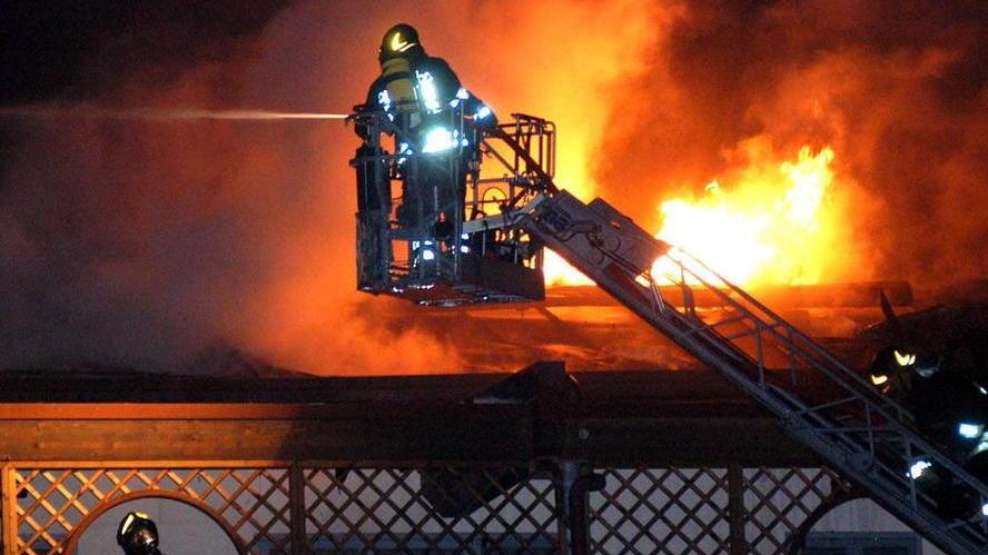 L’incendio che distrusse parte del palazzo Lamarmora (FOTO BF)