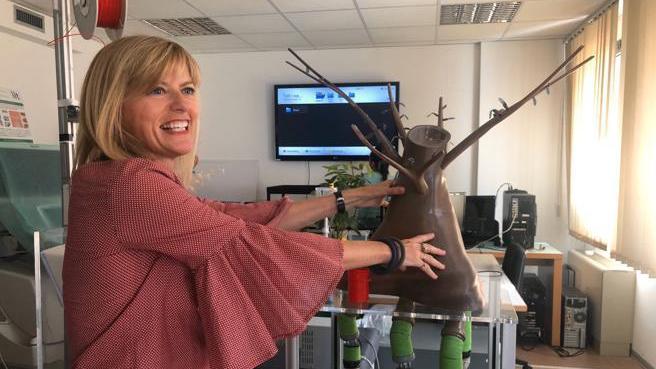 Barbara Mazzolai all’interno di un laboratorio di biorobotica