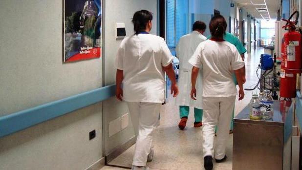 In Lucchesia si cercano 12 infermieri in Rsa e laboratori privati “sguarniti” dalla sanità pubblica