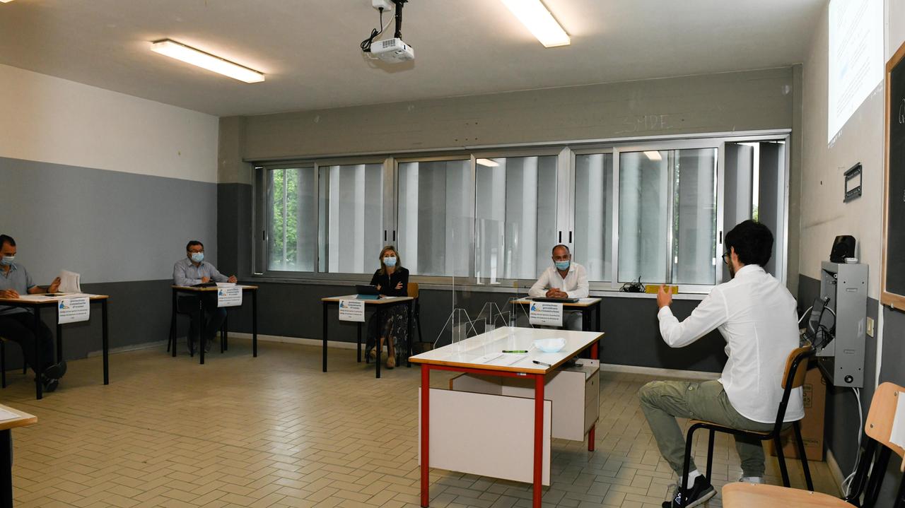 Un candidato durante l’esame di maturità
