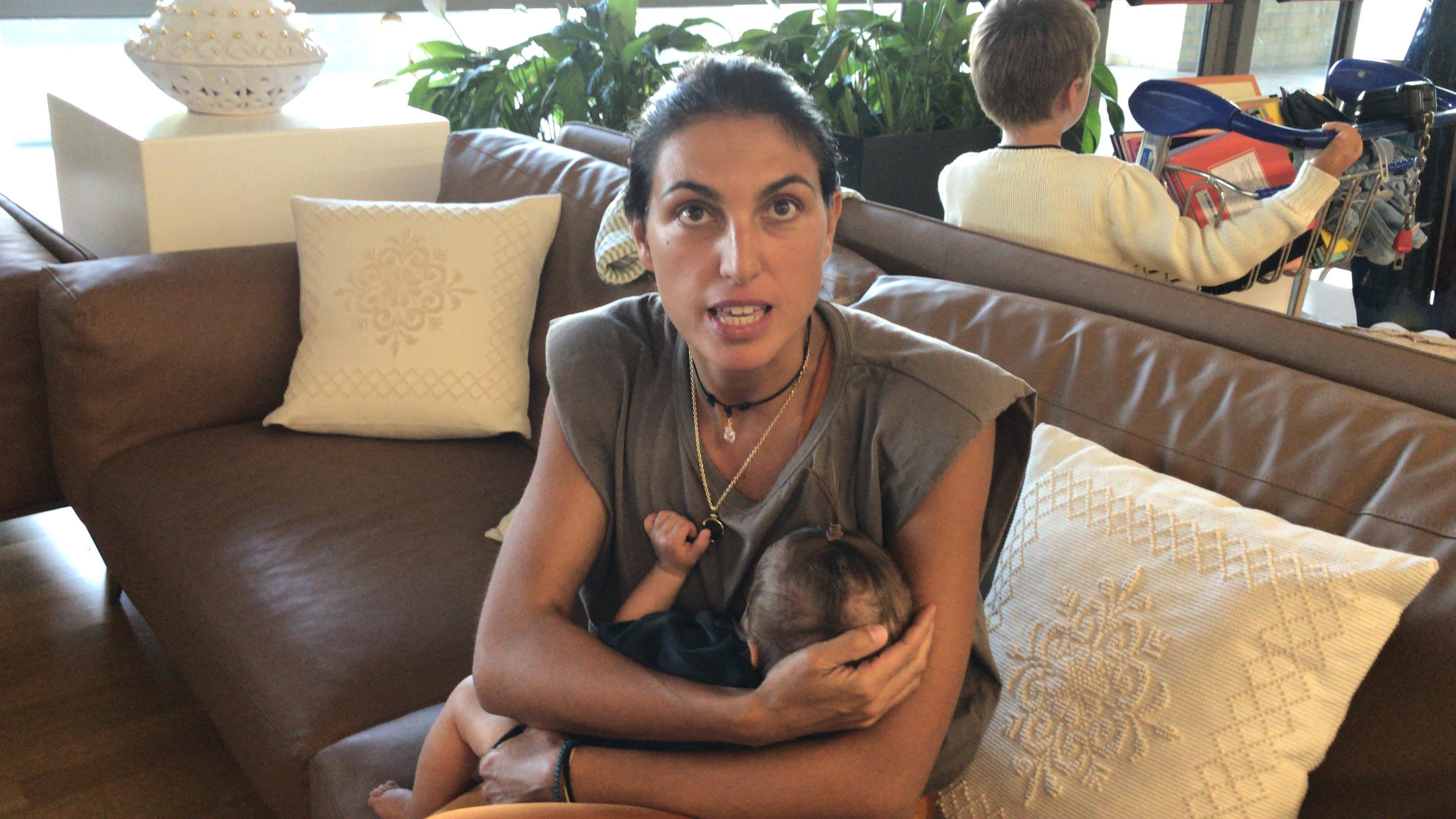 La giovane imprenditrice oristanese Federica Fanari in aeroporto a Cagliari nel giorno in cui i suoi compagni di viaggio americani dovettero tornare indietro (foto Mario Rosas)