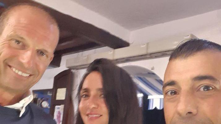 Il selfie di Max Allegri, con Ambra Angiolini e Antonio Cretella, della gelateria del porto di Capraia