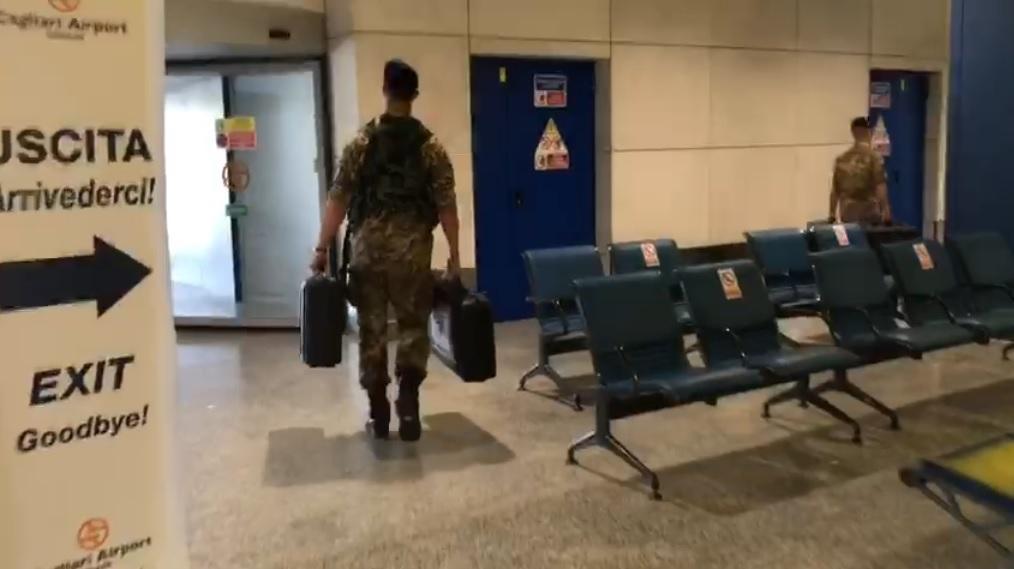 I militari del Reggimento gestione aree di transito di Bellinzago Novarese lasciano Elmas (foto mario rosas)