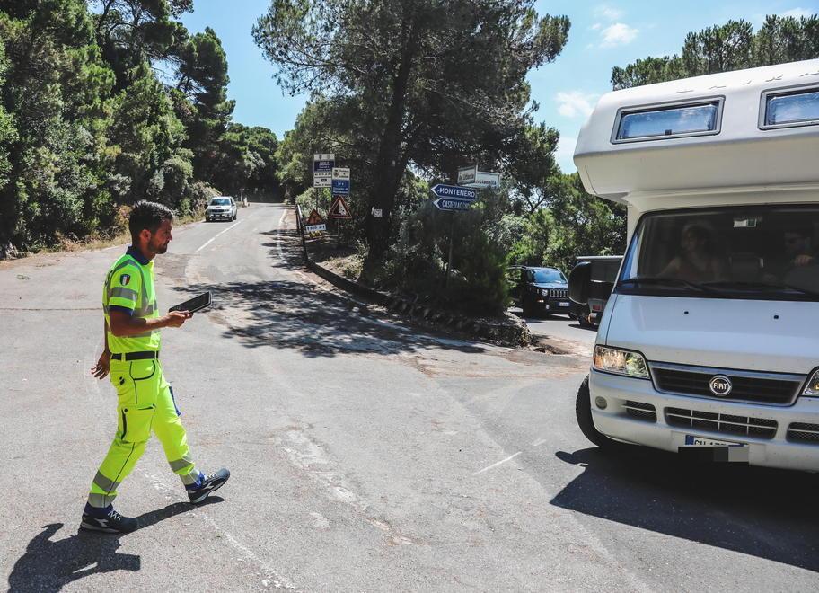 Castellaccio, riaperta via di Quercianella: limite a 30 chilometri orari e divieti