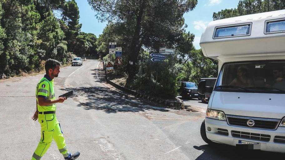 Castellaccio, riaperta via di Quercianella: limite a 30 chilometri orari e divieti