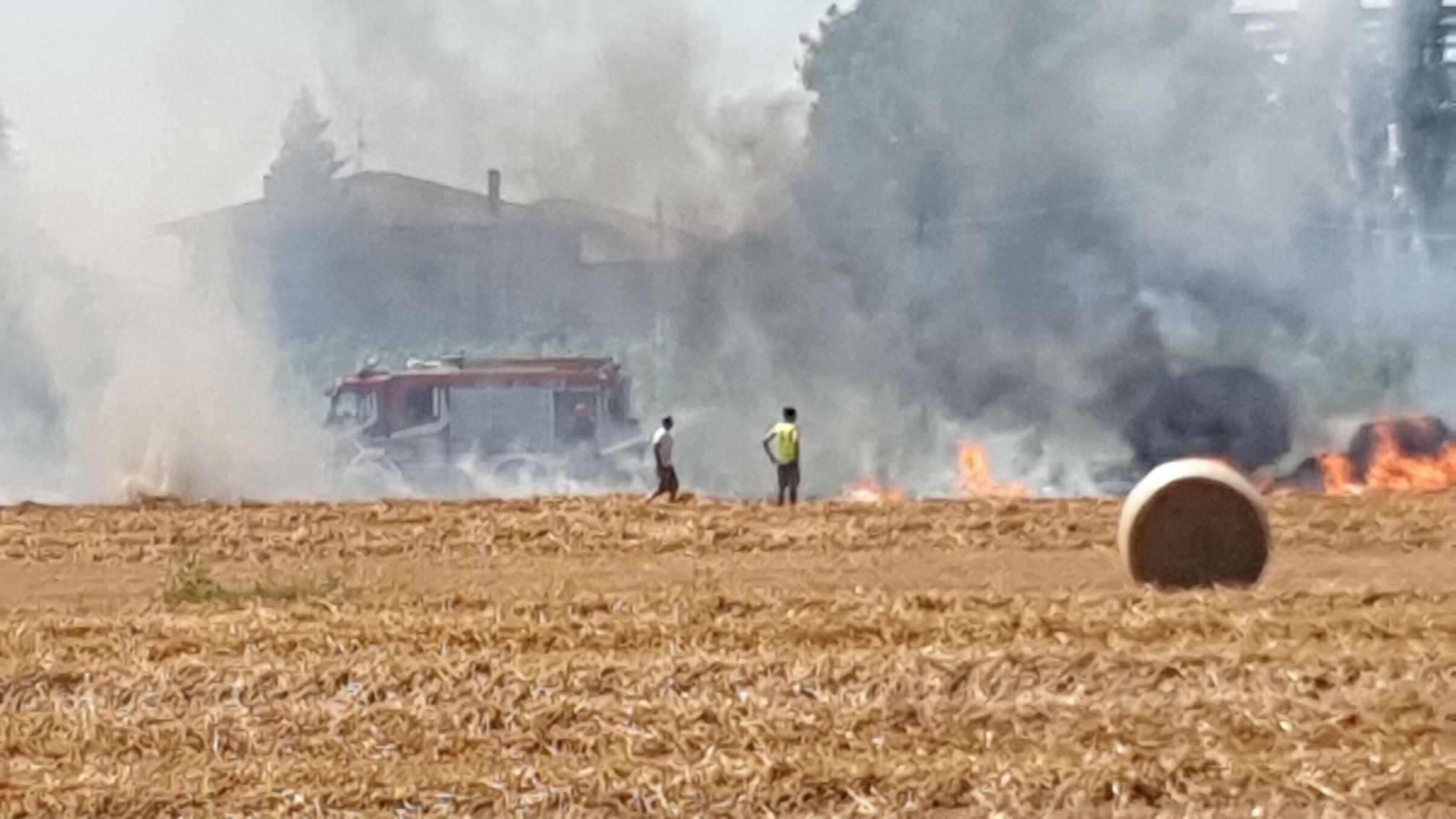Corporeno, rotoballe a fuoco: pompieri al lavoro per ore