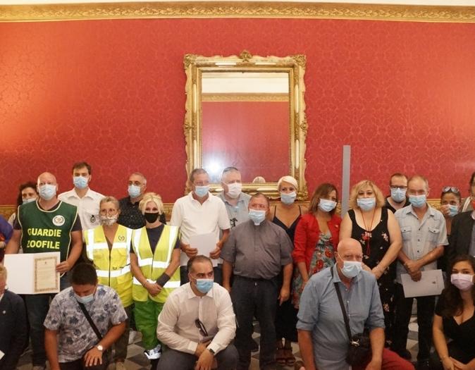 Alcuni dei premiati in Comune per l’impegno durante il periodo della quarantena