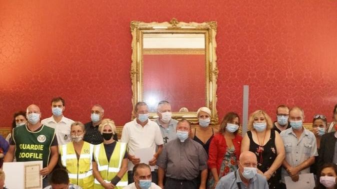 Alcuni dei premiati in Comune per l’impegno durante il periodo della quarantena