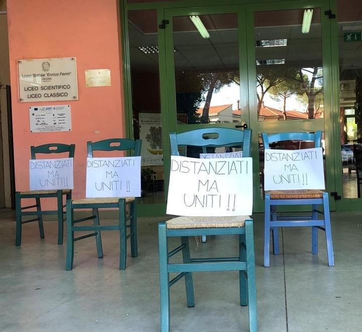 La protesta dei genitori del Fermi:sedie davanti alla sede del liceo contro gli accorpamenti delle classi