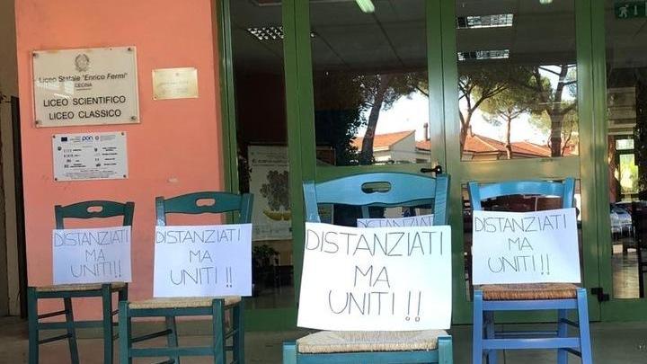 La protesta dei genitori del Fermi:sedie davanti alla sede del liceo contro gli accorpamenti delle classi